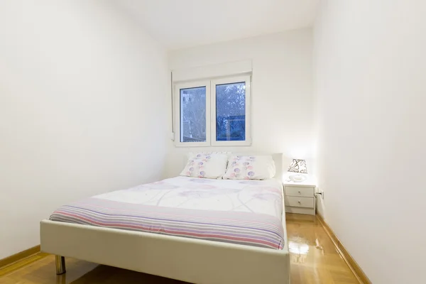 Interieur van een eenvoudige, elegante slaapkamer — Stockfoto