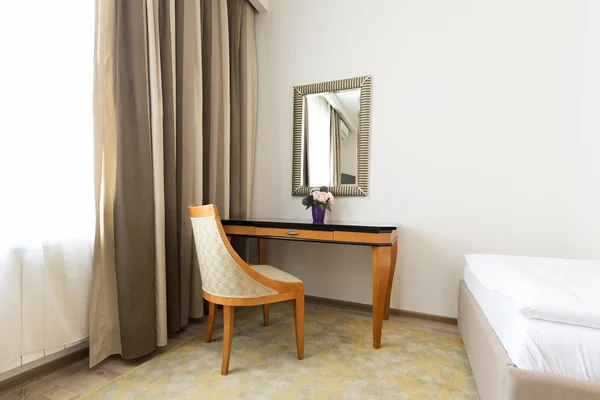 Interiören i en klassisk stil lägenhet med möbler i trä — Stockfoto
