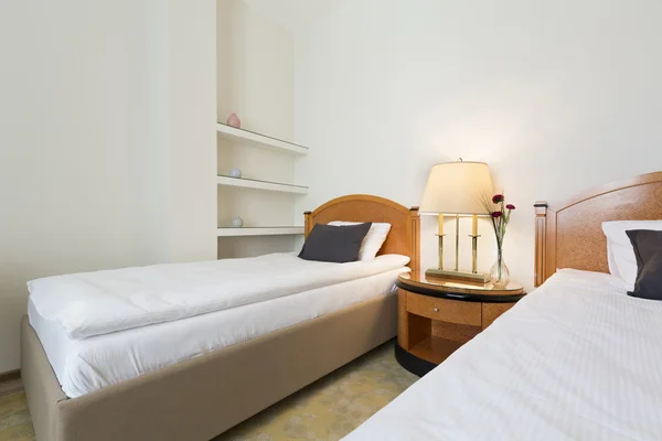 Interieur van een hotelkamer met double bed — Stockfoto