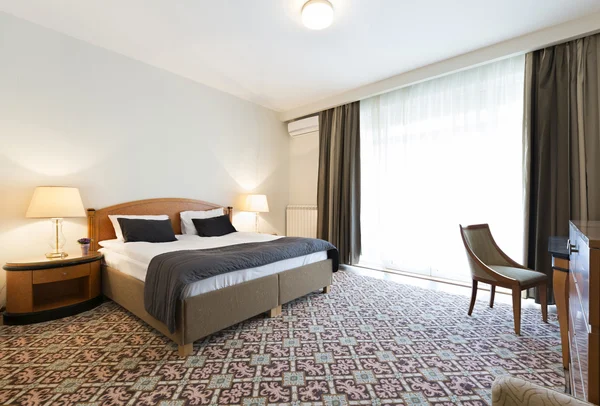 bir adet Çift Kişilik Yatak otel odasında iç