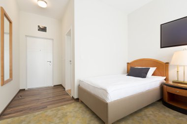 Bir otel odasının içinde.