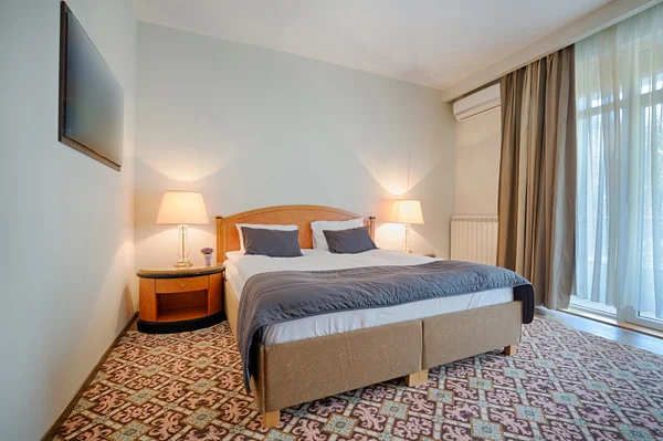 Interieur van een hotelkamer met double bed — Stockfoto