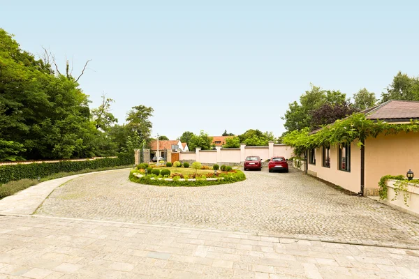 Entrada de Cobblestone em frente a uma villa — Fotografia de Stock