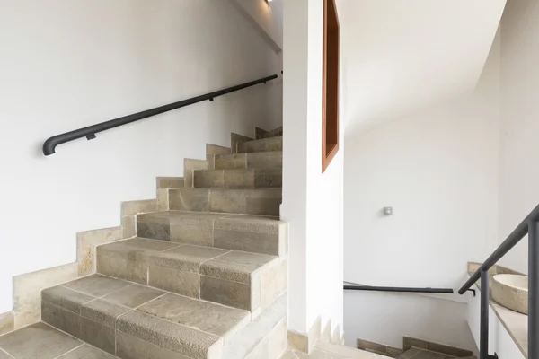 Escaleras en un apartamento moderno —  Fotos de Stock