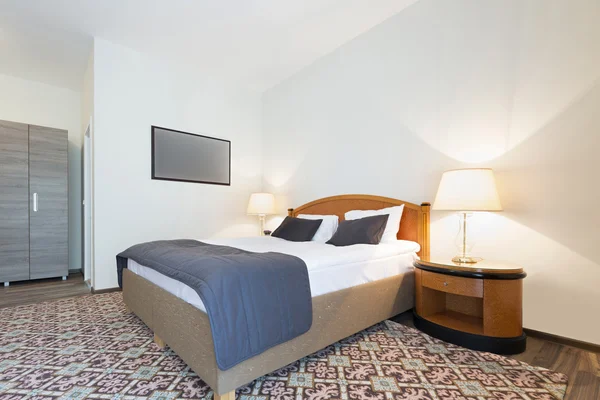 Interieur van een hotelkamer met double bed — Stockfoto