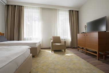 Bir otel dairesinin içinde.