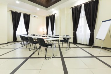 Bir konferans odasının içinde.