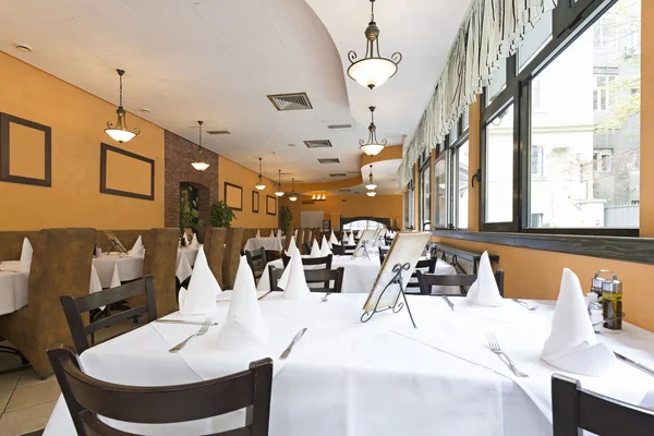 Interior de um restaurante elegante — Fotografia de Stock