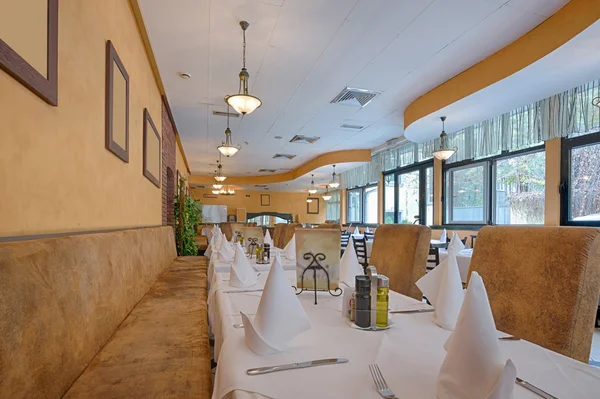 Interior de un elegante restaurante — Foto de Stock