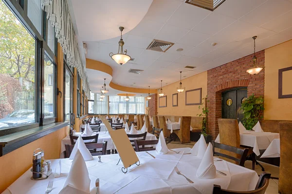 Interior de um restaurante elegante — Fotografia de Stock