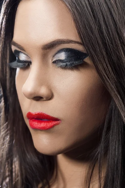 Retrato de beleza com batom vermelho e maquiagem para olhos — Fotografia de Stock