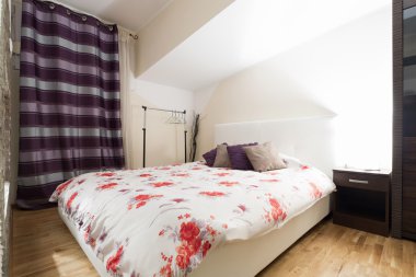 Modern bir yatak odası.