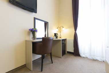 Bir otel dairesinin içinde.