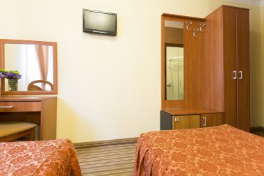 Bir otel odasının içinde.