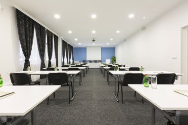 Modern bir konferans odasının içinde.