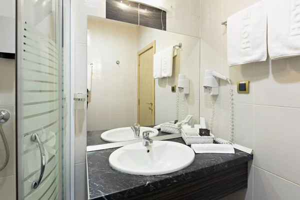 Інтер'єр ванної кімнати готелю — стокове фото