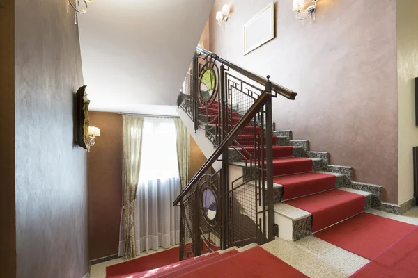 Corredor com escadas - interior do hotel — Fotografia de Stock