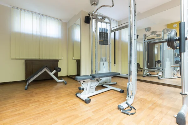 Inre av ett modernt gym med utrustning — Stockfoto