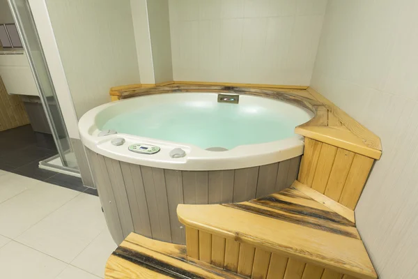 Jacuzzibad in de spa wellnesscentrum — Stockfoto