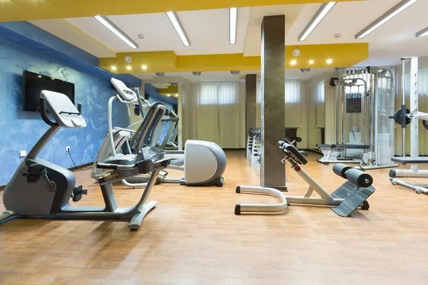 Inre av ett modernt gym med utrustning — Stockfoto