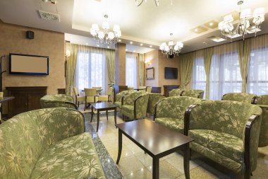 Bir otel lobisinin içinde.