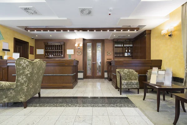 Ingresso dell'hotel con reception — Foto Stock