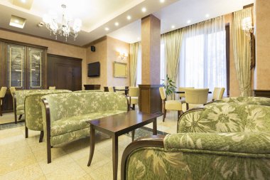 Bir otel lobisinin içinde.