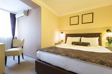 Masterbed bir otel yatak odası iç