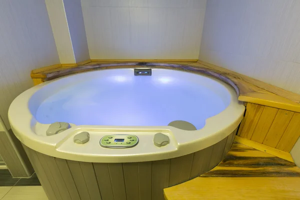 Jacuzzibad in de spa wellnesscentrum — Stockfoto