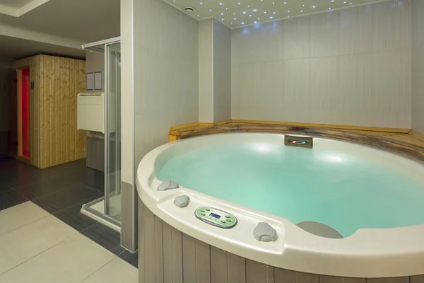 Jacuzzi-Bad im Wellness-Zentrum — Stockfoto