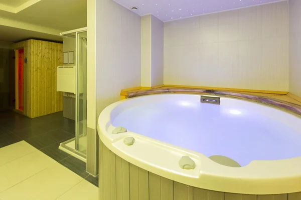 Jacuzzibad in de spa wellnesscentrum — Stockfoto