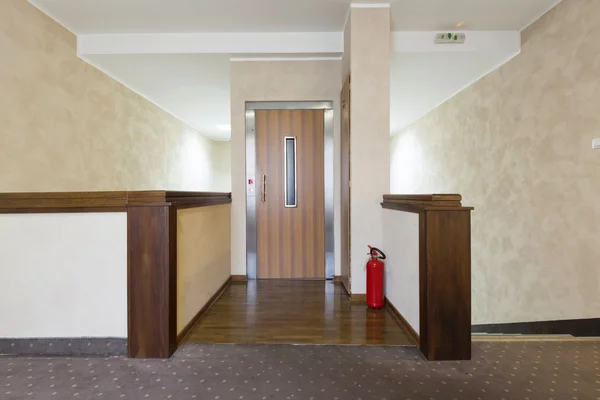 Lobby-Innenraum mit Aufzugstür — Stockfoto