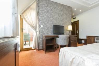 Bir otel odasının içinde.