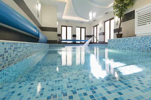 Piscina cubierta en el centro de spa — Foto de Stock