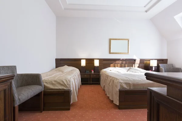 Inredning av ett hotel sovrum i morgon solljus — Stockfoto