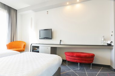 Sabah güneş ışığı çift otel odasında iç