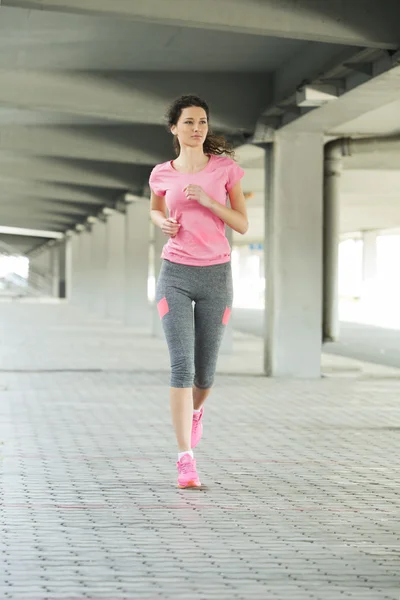 Tineri femeie jogging în aer liber — Fotografie, imagine de stoc