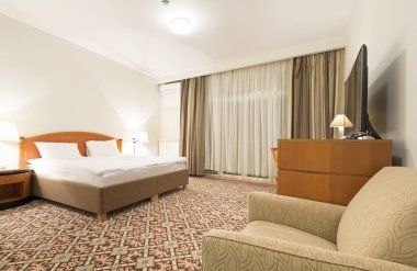 Bir otel dairesinin içinde.