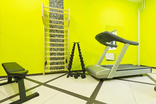 Litet gym interiör med utrustning — Stockfoto