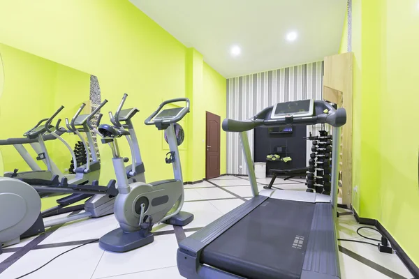 Interieur van de kleine fitnessruimte met apparatuur — Stockfoto