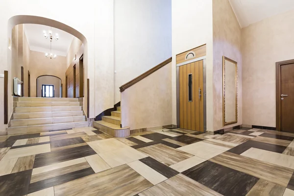 Interiér haly hotelu s výtahem a schody — Stock fotografie