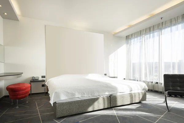 Modernes Hotelschlafzimmer-Interieur am Morgen — Stockfoto