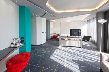 Güneş ışığı ile lüks bir otel daire iç