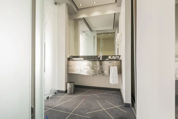 Интерьер современной ванной комнаты отеля — стоковое фото