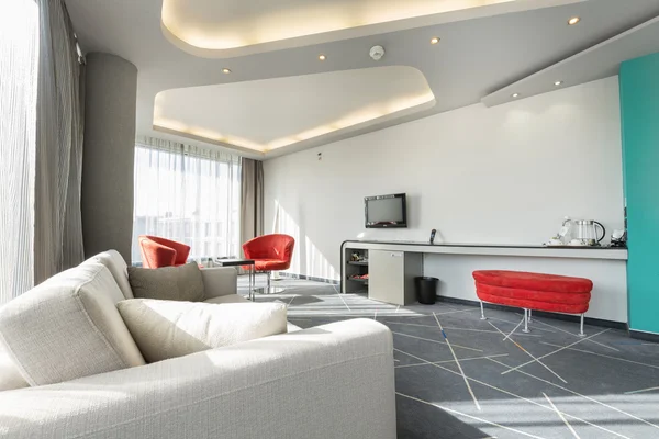 Interior de uma moderna sala de estar com luz solar — Fotografia de Stock