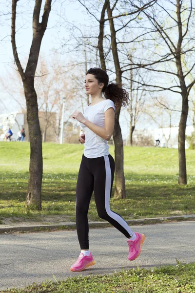 Tineri femeie jogging în aer liber — Fotografie, imagine de stoc
