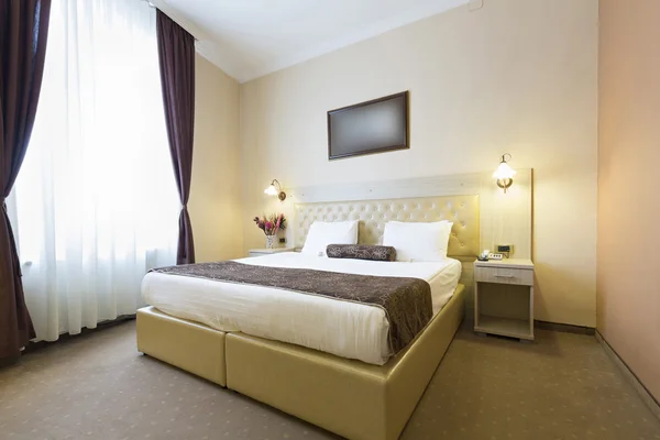 Interior de un apartamento de hotel con cama doble — Foto de Stock