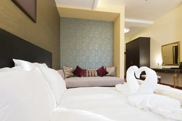 Hotel slaapkamer interieur verlicht door de ochtendzon — Stockfoto