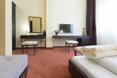 Bir otel odasının içinde.