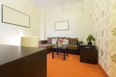 Bir otel dairesinin içinde.